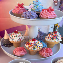 Cargar imagen en el visor de la galería, Cupcake Candle
